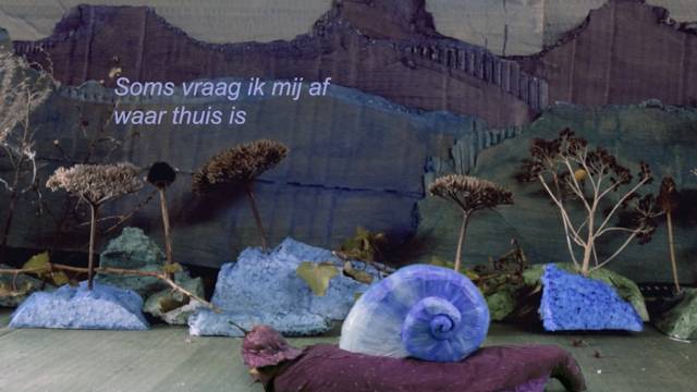 Videoinstallatie 'Er is een liedje dat je moeder vroeger voor je zong'